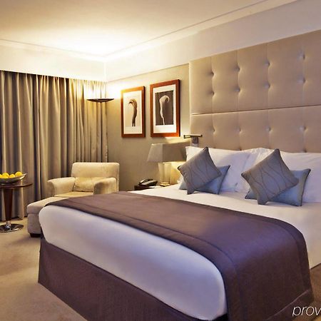 InterContinental Lisbon, an IHG Hotel Esterno foto A bedroom at the Crowne Plaza London - The City