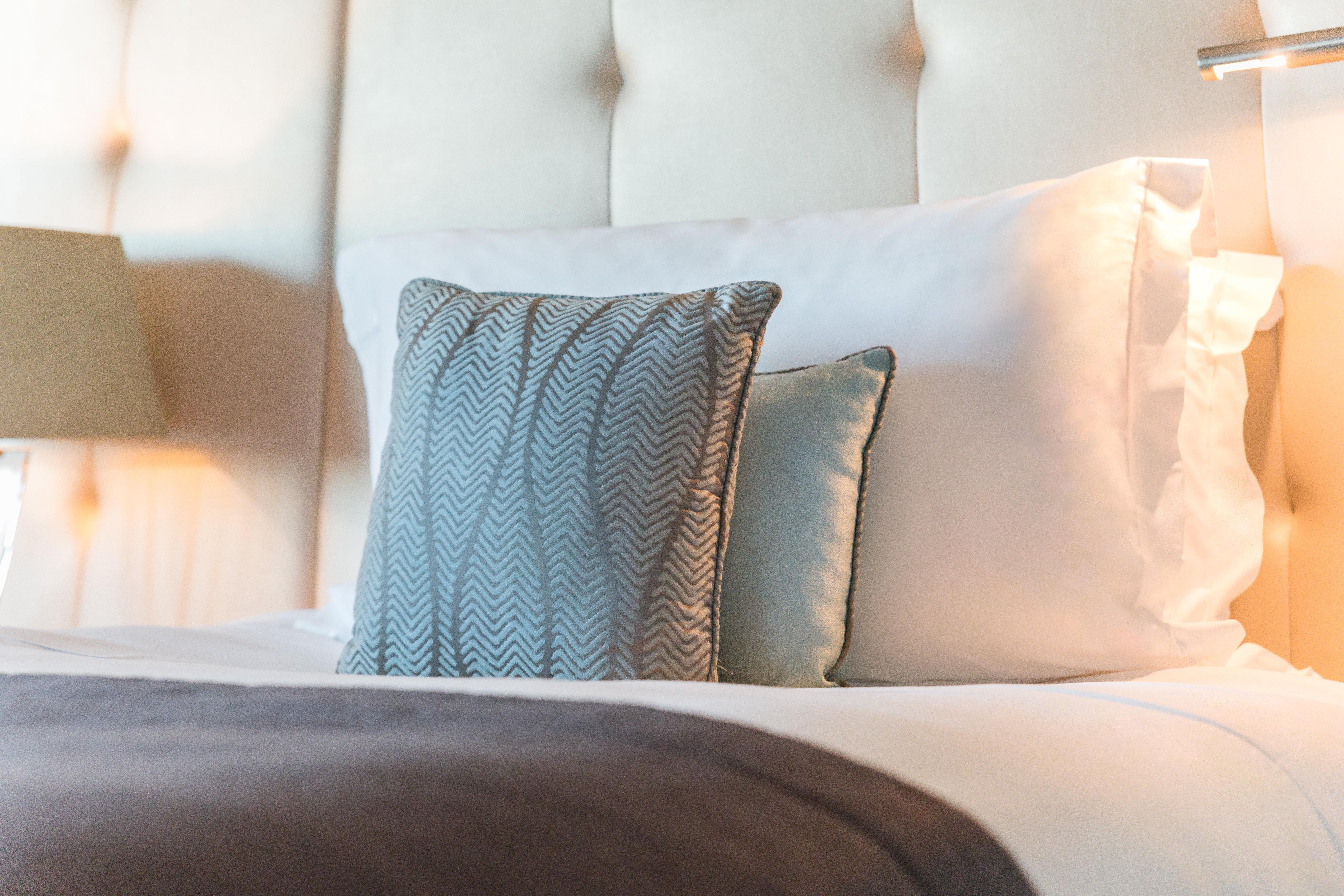 InterContinental Lisbon, an IHG Hotel Esterno foto A throw pillow on a bed