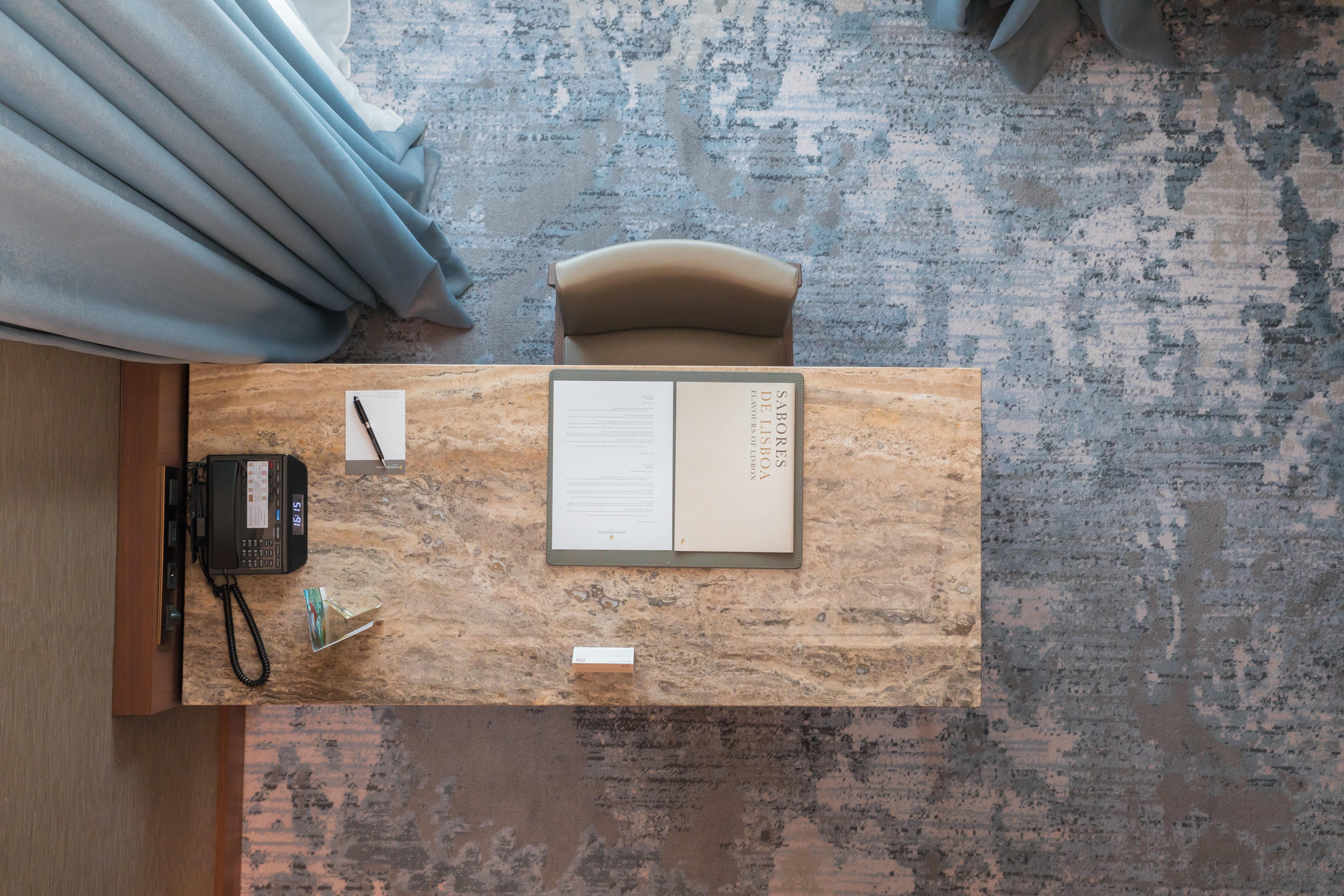 InterContinental Lisbon, an IHG Hotel Esterno foto A desk at the front desk of a hotel
