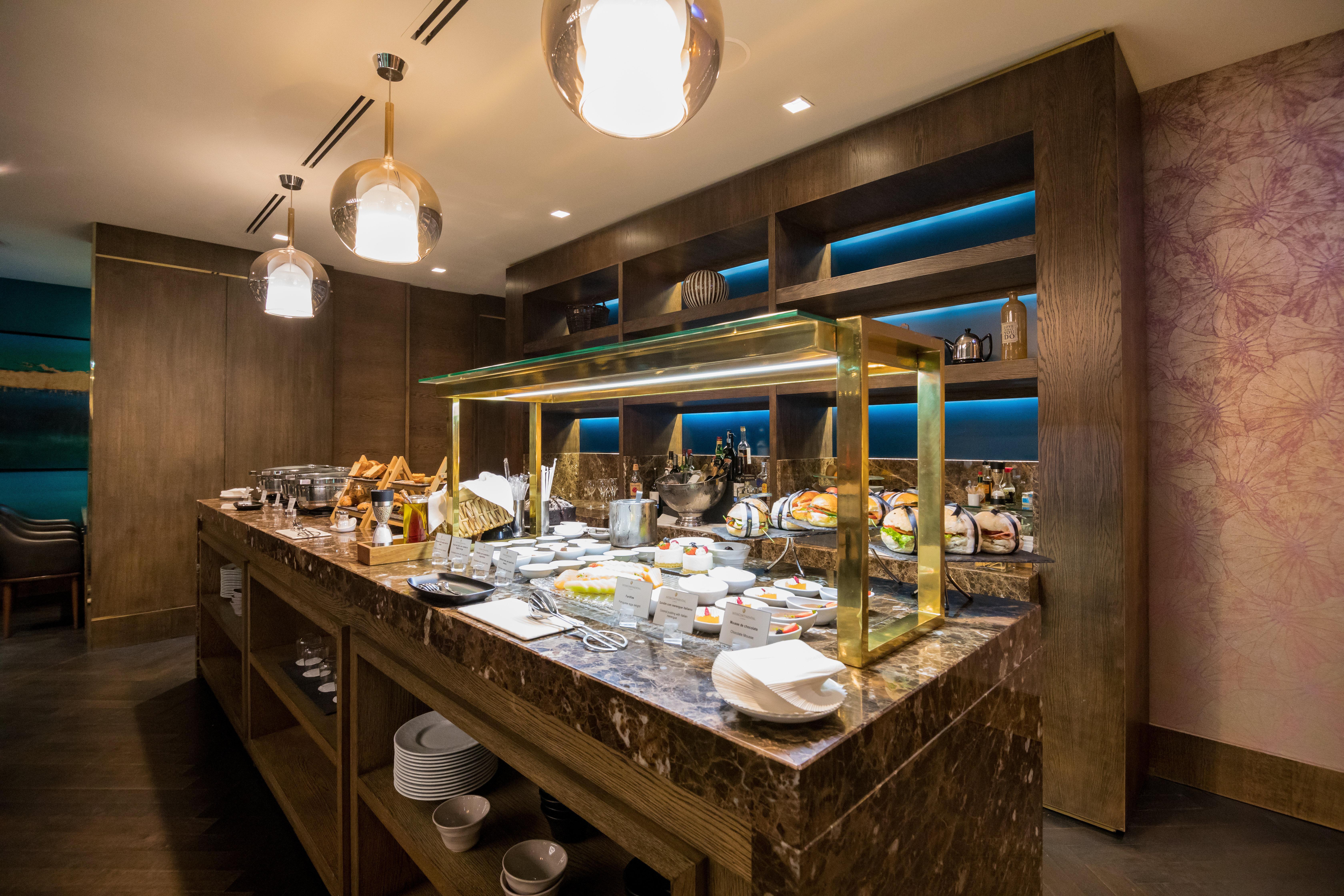 InterContinental Lisbon, an IHG Hotel Esterno foto A buffet at the airport