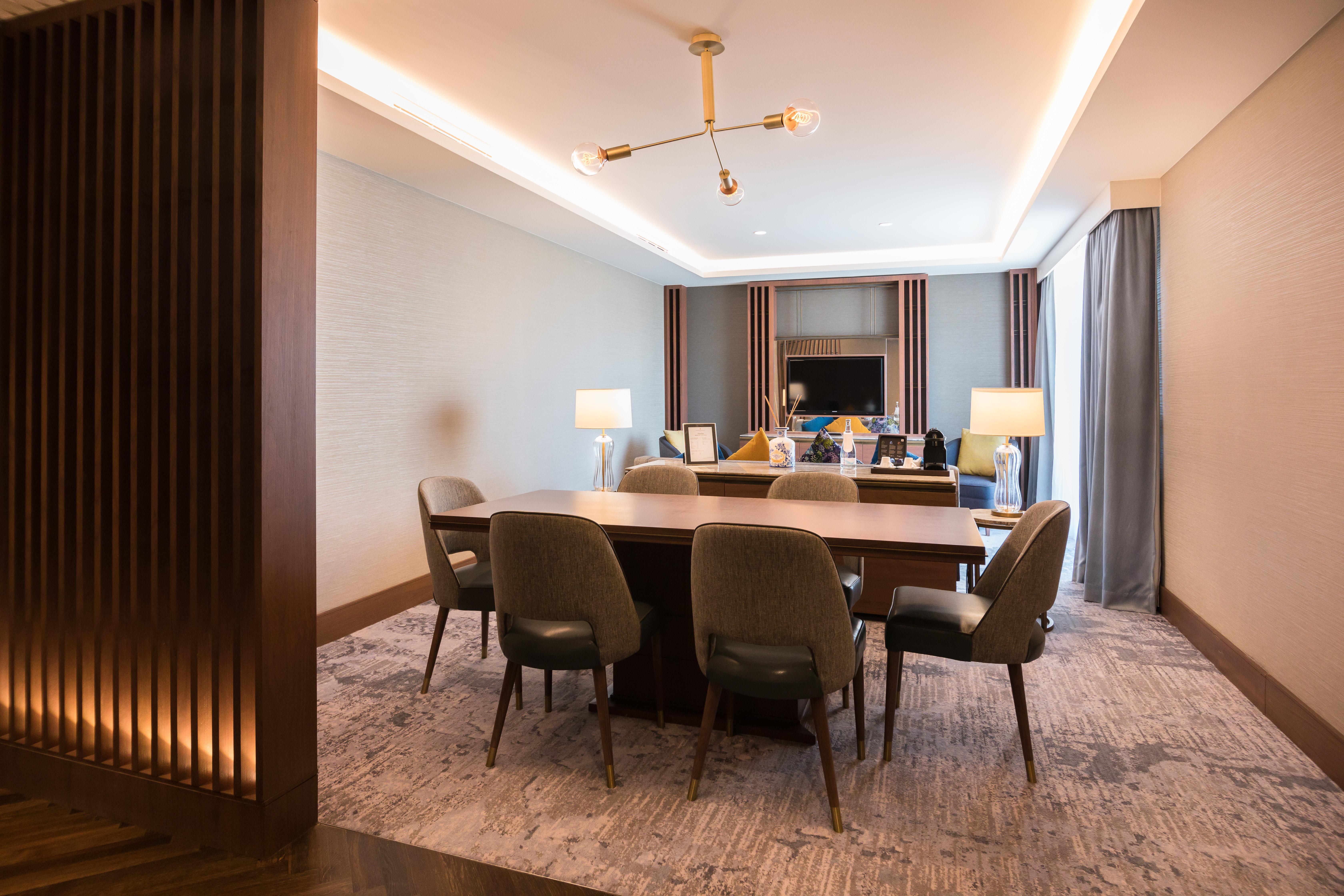 InterContinental Lisbon, an IHG Hotel Esterno foto The interior of the 1000-square-foot (93-square-metre) Presidential Suite at the Four Seasons Hotel London at Park Lane