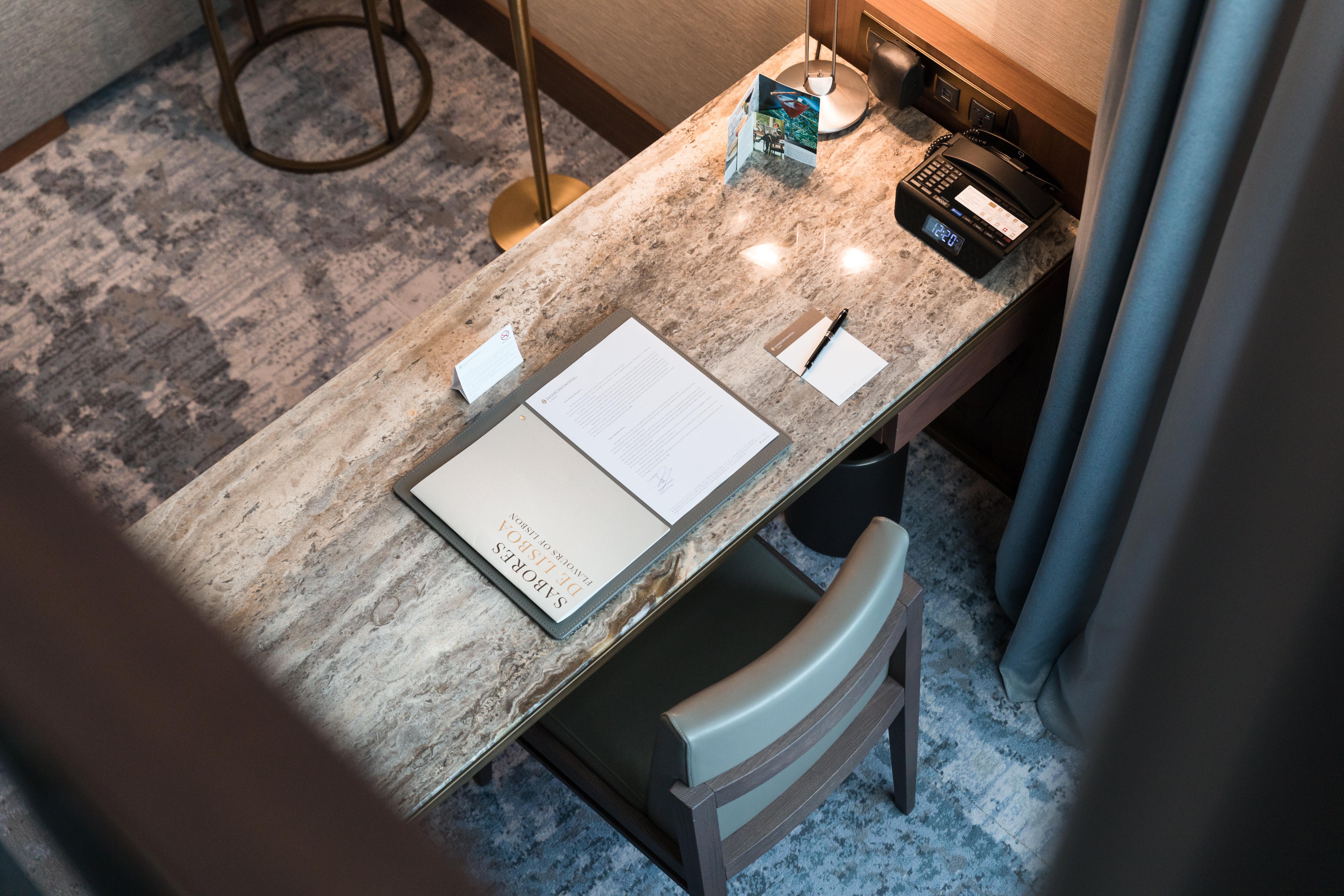 InterContinental Lisbon, an IHG Hotel Esterno foto A desk in a hotel room
