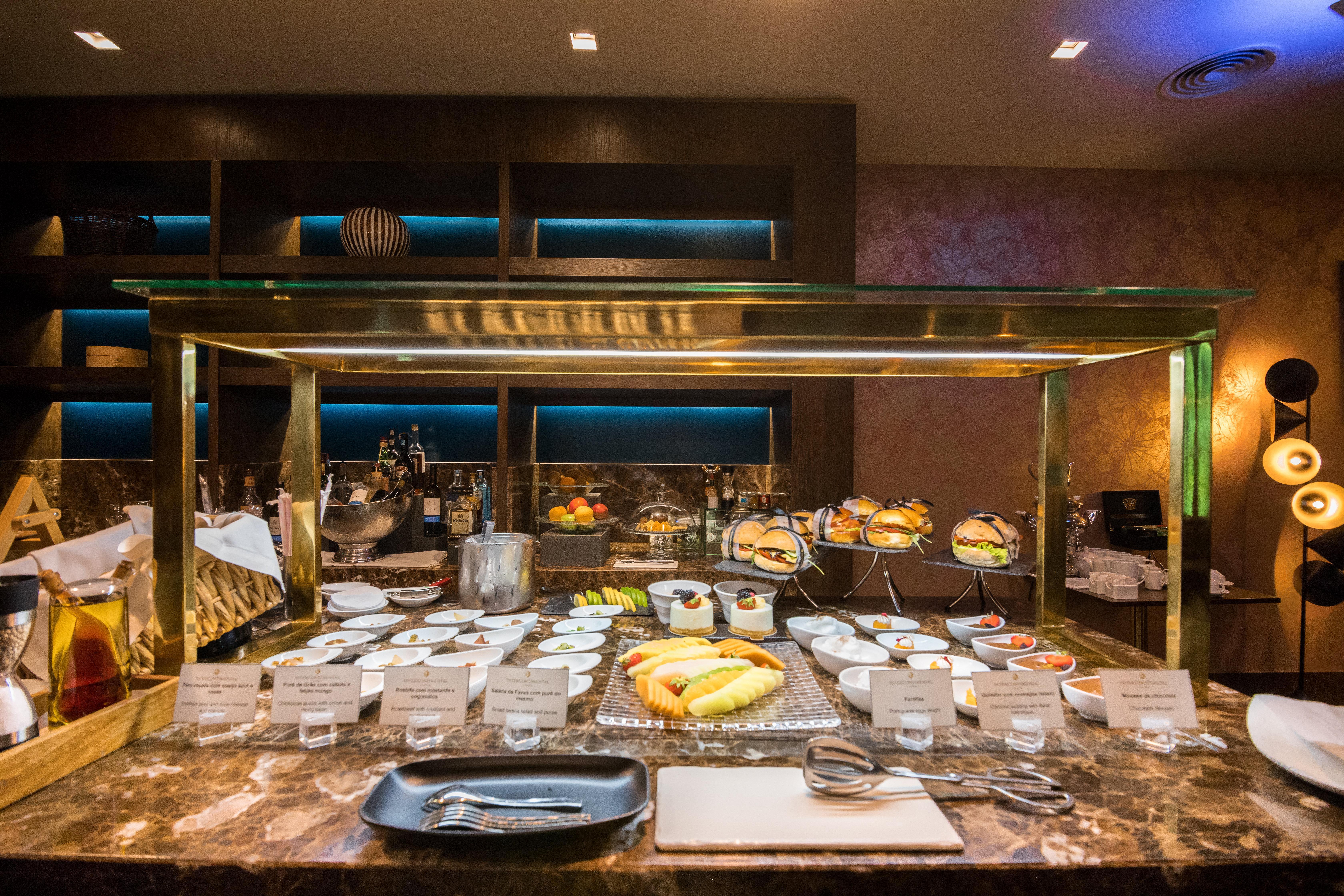 InterContinental Lisbon, an IHG Hotel Esterno foto A buffet at a hotel