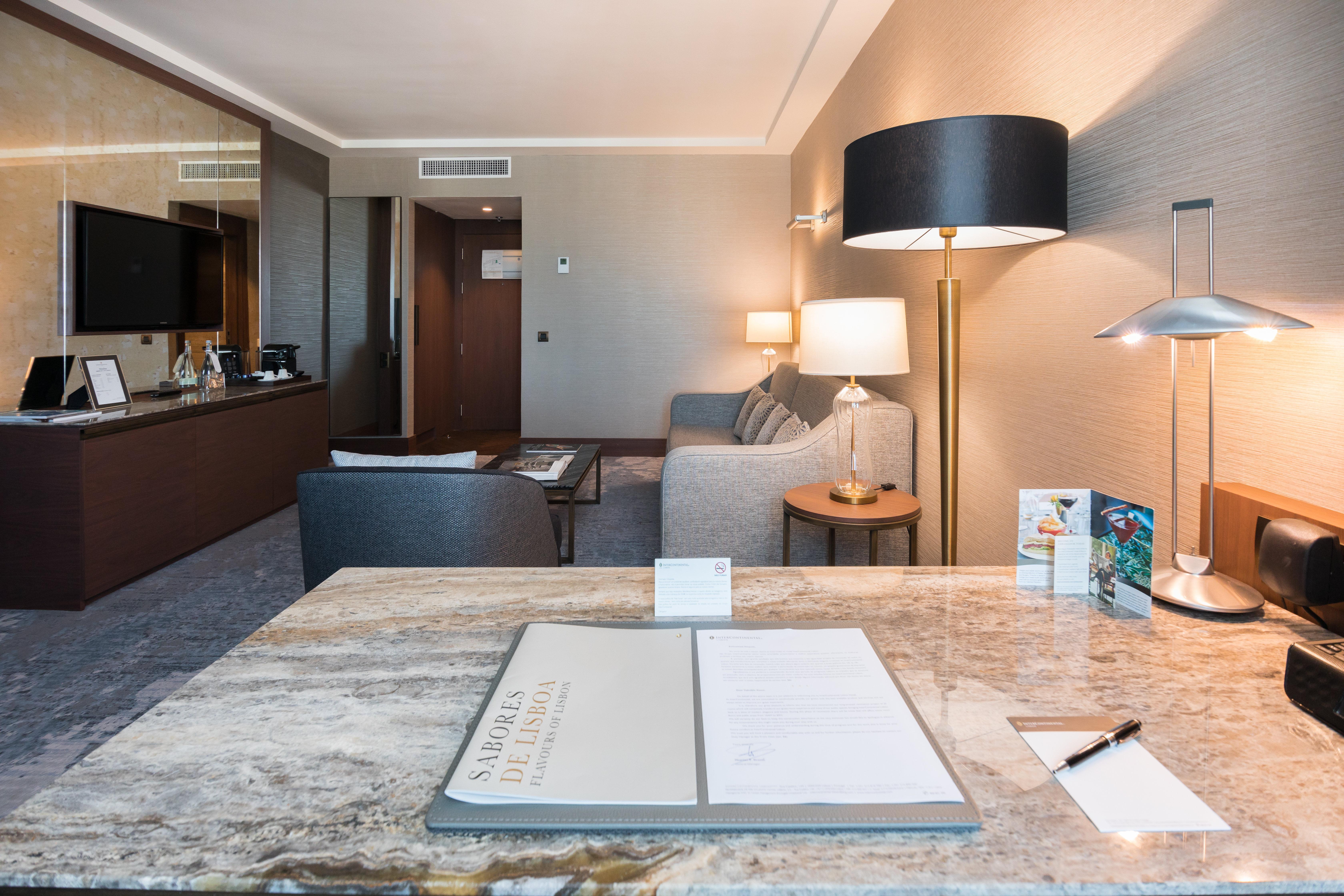 InterContinental Lisbon, an IHG Hotel Esterno foto A guest room at the hotel