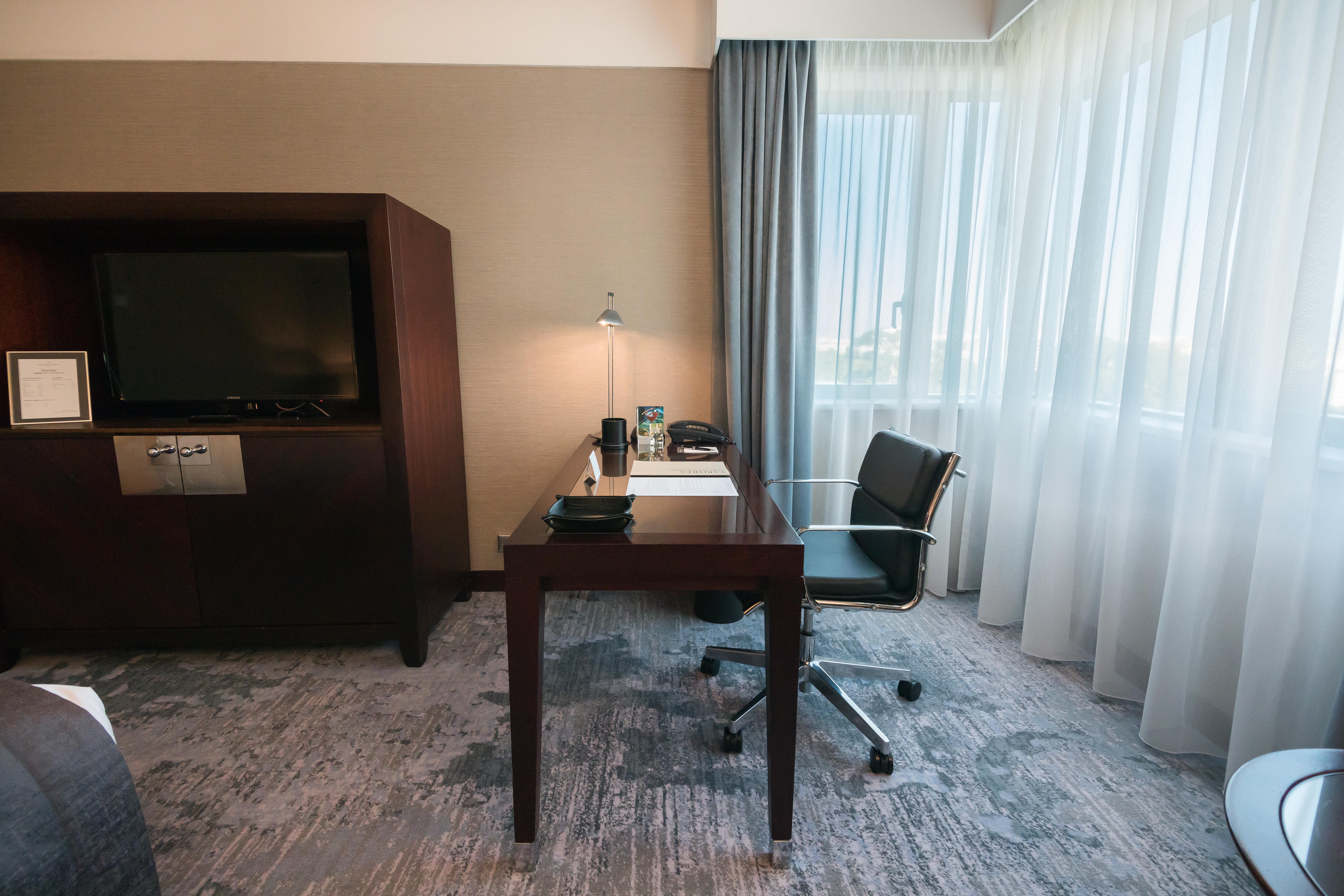 InterContinental Lisbon, an IHG Hotel Esterno foto A work desk in a hotel room