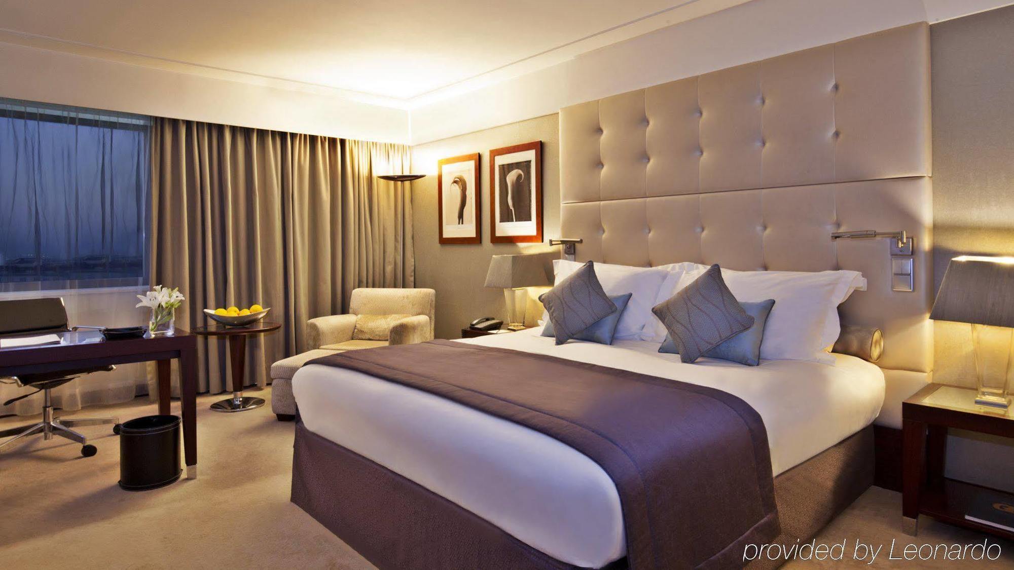 InterContinental Lisbon, an IHG Hotel Esterno foto A bedroom at the Crowne Plaza London - The City